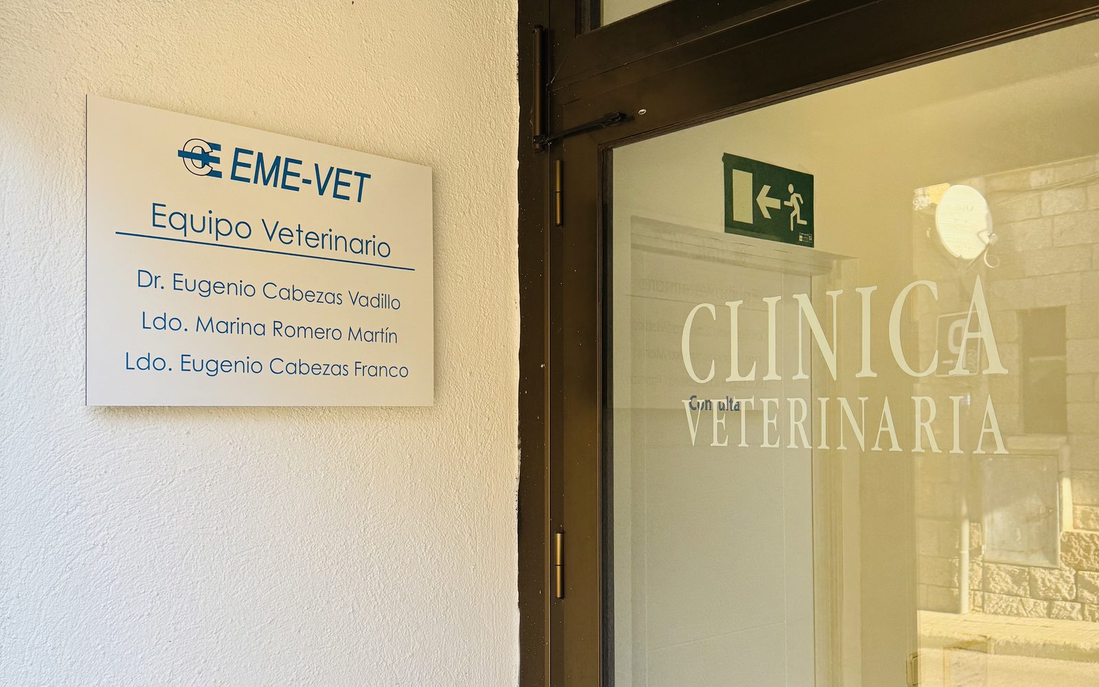 Entrance to the EME VET veterinary clinic in Hoyo de Manzanares, with the veterinary team’s plaque