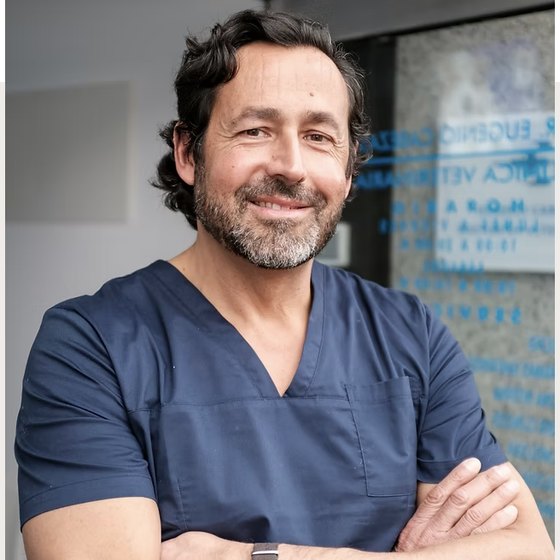 El Dr. Eugenio Cabezas Vadillo en la entrada de la clínica